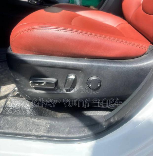 Toyota Corolla Cross Hybrid 2024 White