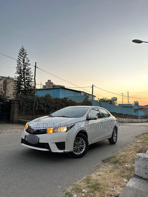 Toyota Corolla LE Eco 4dr Sedan (1.8L 4cyl CVT) 2016 White
