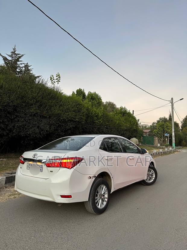 Toyota Corolla LE Eco 4dr Sedan (1.8L 4cyl CVT) 2016 White