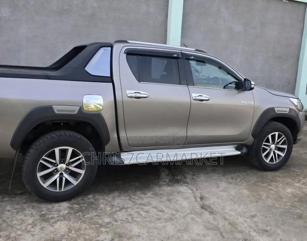 Toyota Hilux Revo Double Cab Deisel 2.4 RWD 2017 Gold