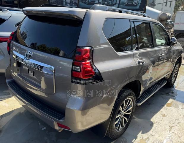 Toyota Land Cruiser Prado 2.8 2023 Blue