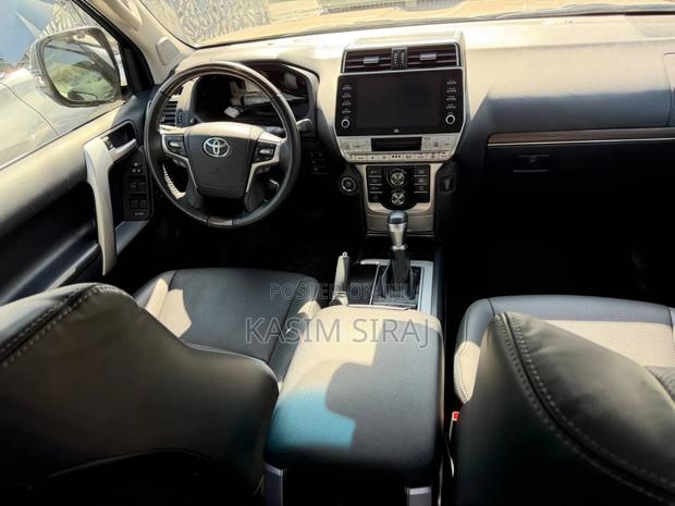 Toyota Land Cruiser Prado 2.8 2023 Blue