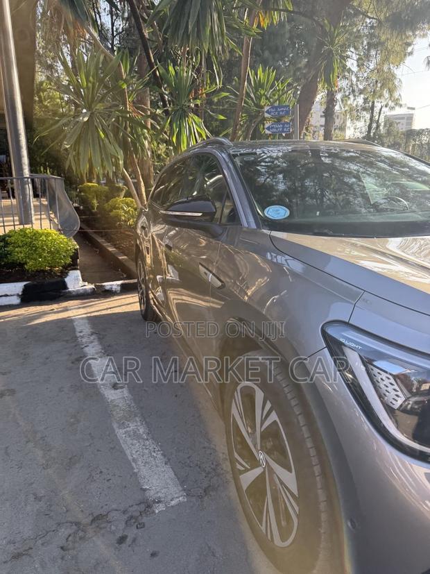 Volkswagen ID.6 2024 Gold