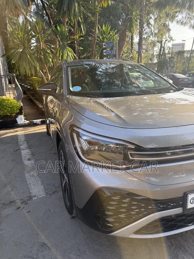 Volkswagen ID.6 2024 Gold