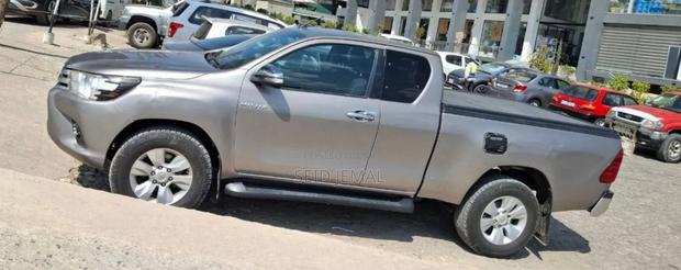 Toyota Hilux 2017 Gray