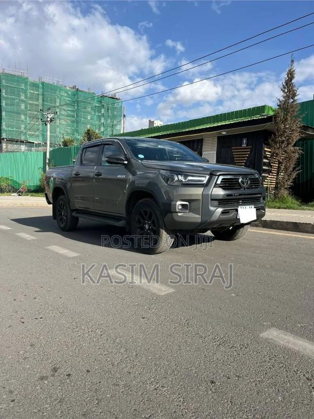 Toyota Hilux 2024 Gray
