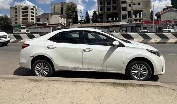 Toyota Corolla L 4dr Sedan (1.8L 4cyl Manual) 2016 White