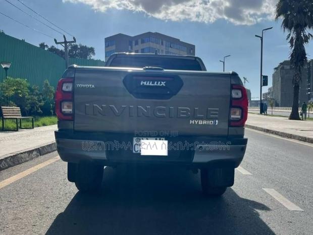 Toyota Hilux 2025 Green