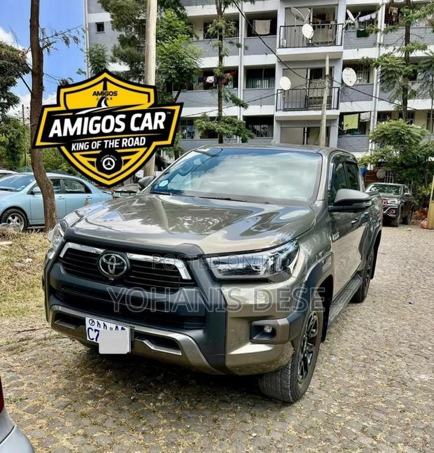 Toyota Hilux 2024 Gray