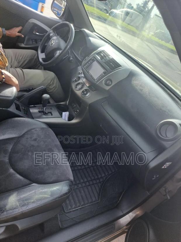 Toyota RAV4 2011 Gold