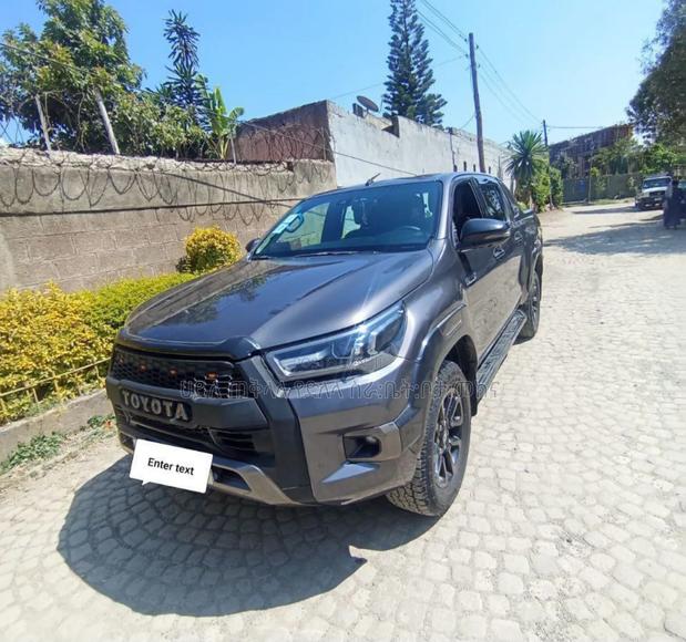 Toyota Hilux 2022 Maroon
