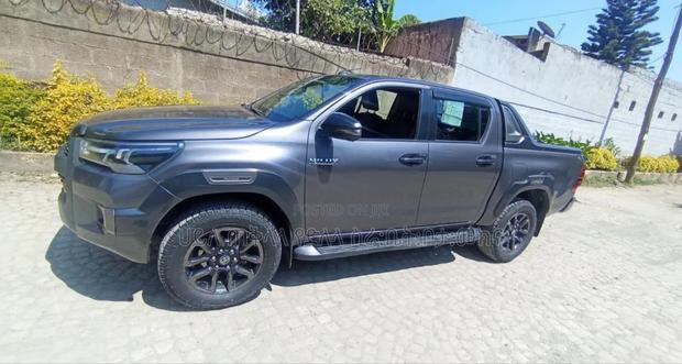 Toyota Hilux 2022 Maroon
